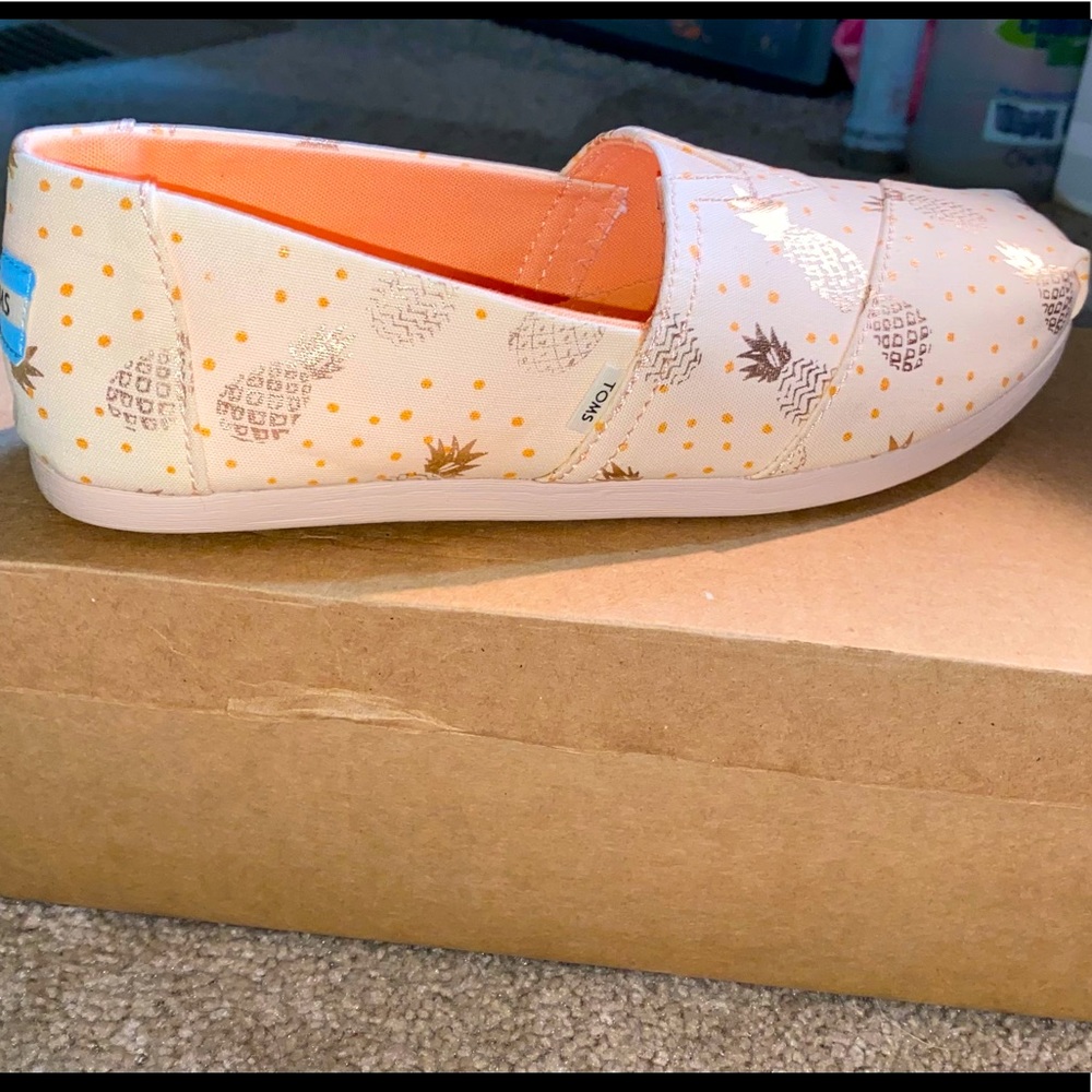 Women’s 6.5 Tom’s NWT